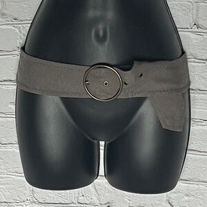 Stylish Gray Belt with Gold Buckle